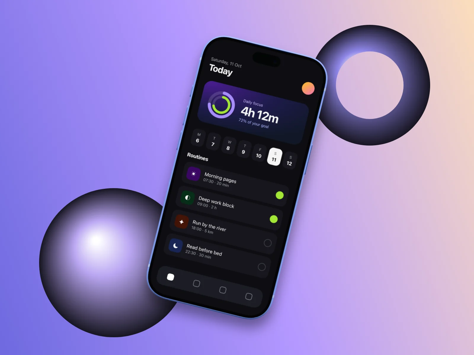 Uma app de telemóvel de exemplo num iPhone inclinado entre uma esfera brilhante e um anel, sobre um gradiente violeta.