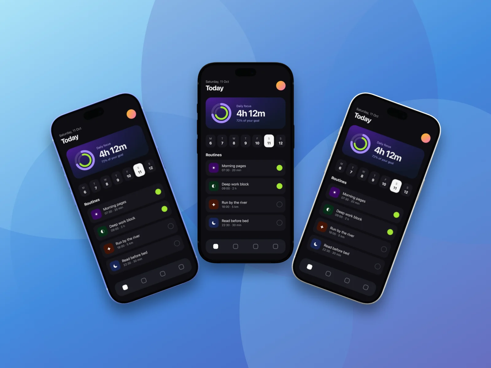 Três iPhones em leque, cada um a mostrar a mesma app de telemóvel de exemplo, sobre um wallpaper azul.